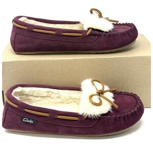 Clarks Adalyn Burgundy Suede Lined Indoor/Outdoor Sz 7 Women's Moccasin Slippers